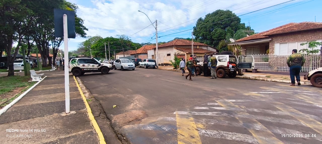 Carros tomando a rua da cidade