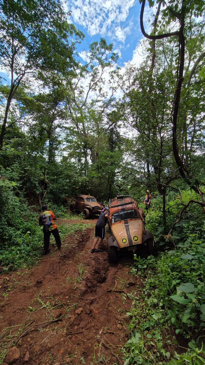 Jeep amarelo pronto pra ação