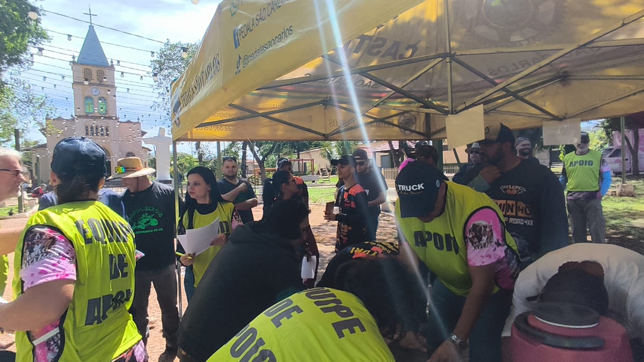 Comitiva reunida em frente à igreja