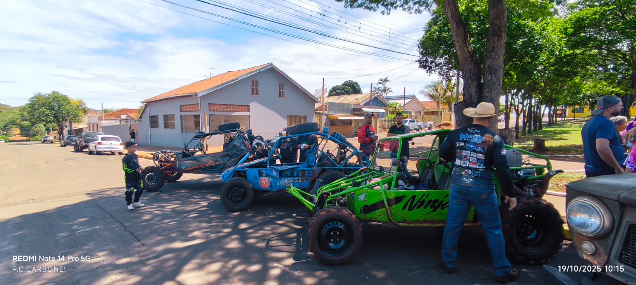 SUV abrindo caminho no mato